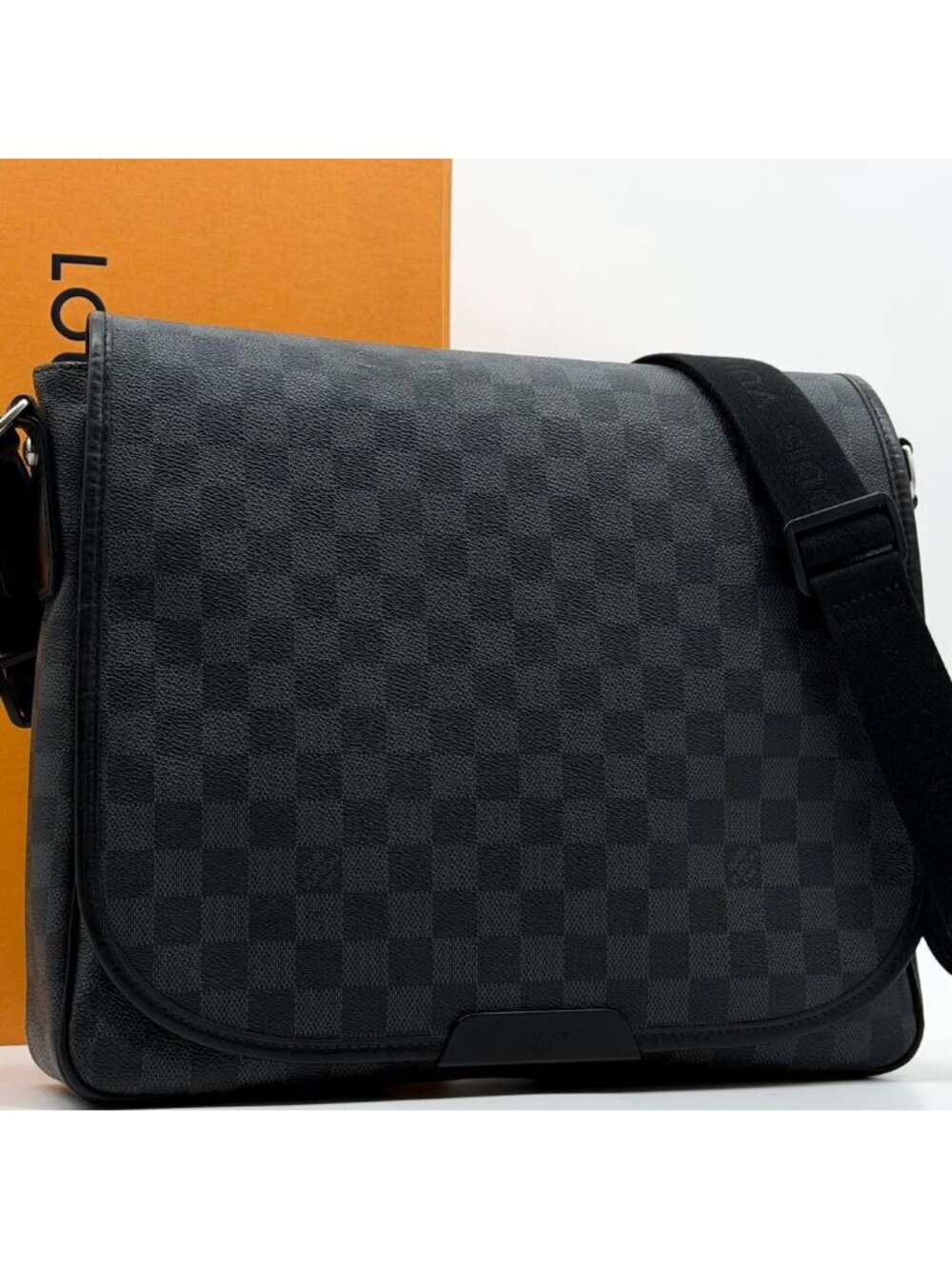 Louis Vuitton Daniel MM Damier Graphite Messenger
